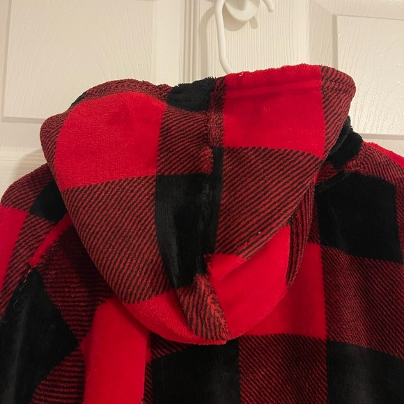 Huggle Hoodie Blanket Red & Black Plaid Sherpa-Lined Oversized Wearable Blanket - Picture 11 of 11